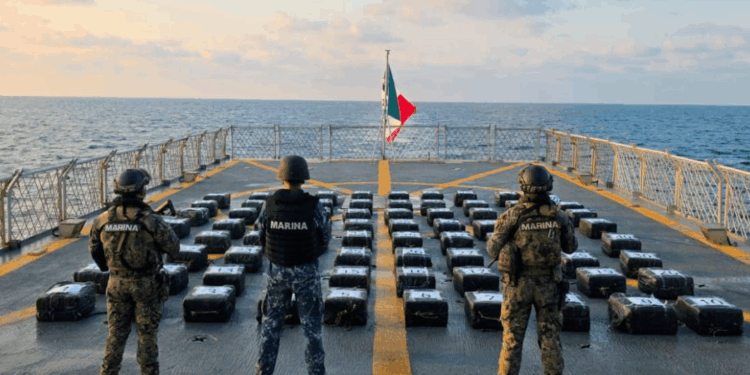 Autoridades aseguran cargamento de droga frente a Acapulco