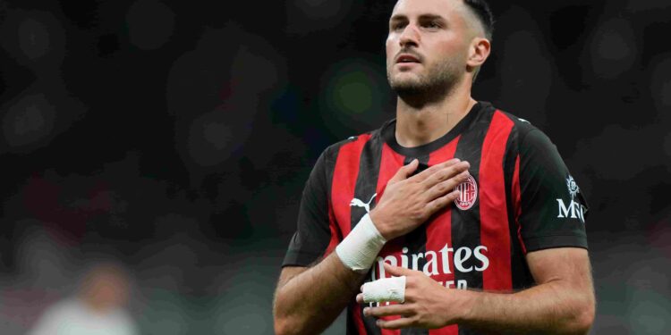 Santiago Giménez reaparece con el AC Milan tras lesión y apunta al Mundial 2026