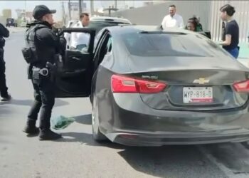 Guardia Estatal rescata a menor encerrado en un automóvil en Reynosa