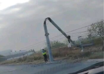Fuertes vientos por frente frío 41 provocan caída de postes y daños en Reynosa