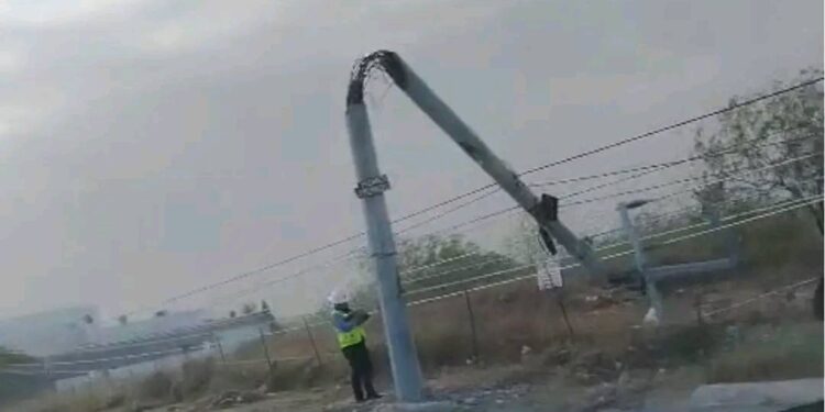 Fuertes vientos por frente frío 41 provocan caída de postes y daños en Reynosa