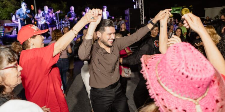 Cientos de familias matamorenses vibran con el Tributo a Rigo Tovar en la Calle 9
