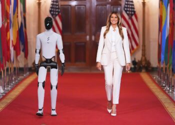 Robot humanoide sorprende en acto encabezado por Melania Trump
