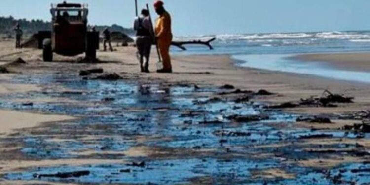 Derrame de petróleo en Veracruz y Tabasco ya es investigado por la FGR