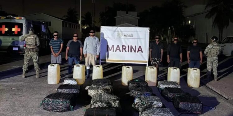 Marina asegura 650 kilos de presunta cocaína frente a Michoacán; hay seis detenidos