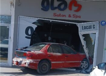 Automovilista se impacta contra negocio en Reynosa; solo hubo daños materiales