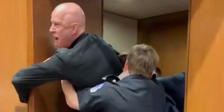 Tensión en Washington: Marine veterano herido tras protesta en el Senado