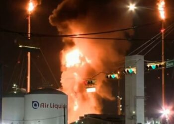 Noche de tensión en Texas: Voraz incendio consume planta química en Bayport Choate