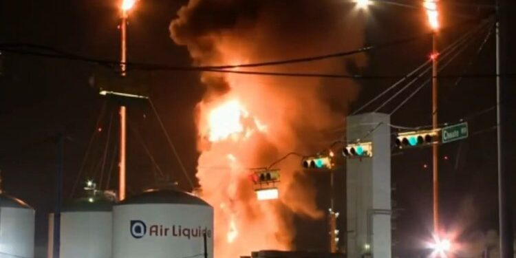 Noche de tensión en Texas: Voraz incendio consume planta química en Bayport Choate