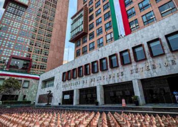 SRE activa evacuaciones terrestres para mexicanos en Medio Oriente ante cierre aéreo
