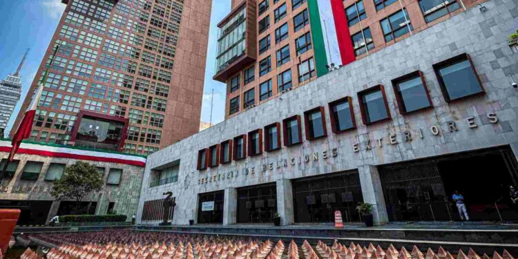 SRE activa evacuaciones terrestres para mexicanos en Medio Oriente ante cierre aéreo