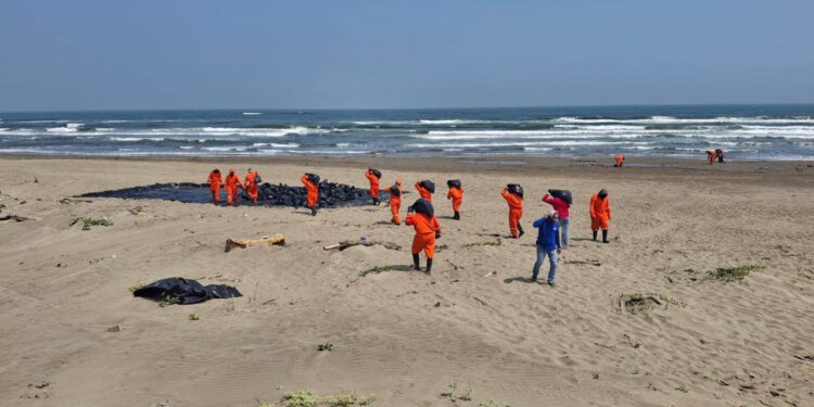 Gobierno intensifica acciones por derrame de hidrocarburo en el Golfo de México