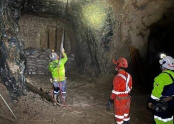 Derrumbe en mina Santa Fe deja un muerto; continúan labores de rescate