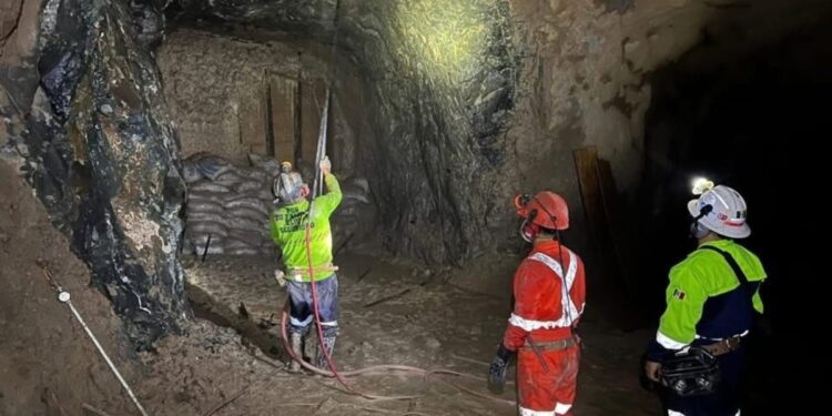 Derrumbe en mina Santa Fe deja un muerto; continúan labores de rescate