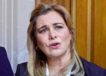 Gobernadora de Chihuahua rechaza acudir al Senado; argumenta que no es obligatorio