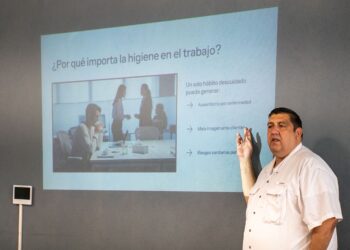 Capacitan a personal en higiene para prevenir riesgos sanitarios en centros de trabajo