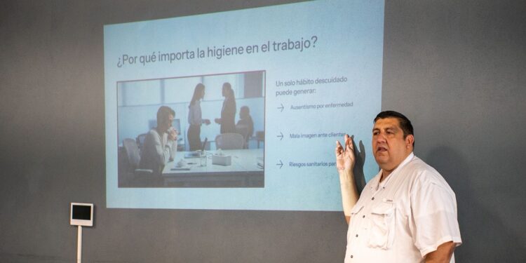 Capacitan a personal en higiene para prevenir riesgos sanitarios en centros de trabajo