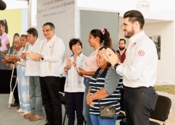Atestigua alcalde Beto Granados entrega de vivienda en El Mezquital