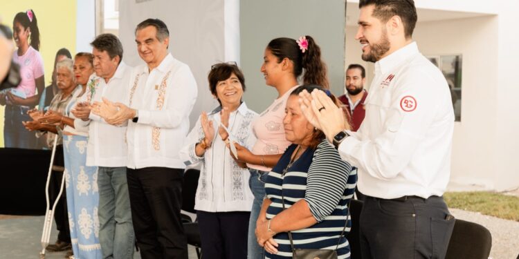 Atestigua alcalde Beto Granados entrega de vivienda en El Mezquital