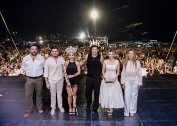 Más de 175 mil visitantes abarrotan Playa Bagdad; Beto Granados corona a María León y Yahir como Reyes del Mar