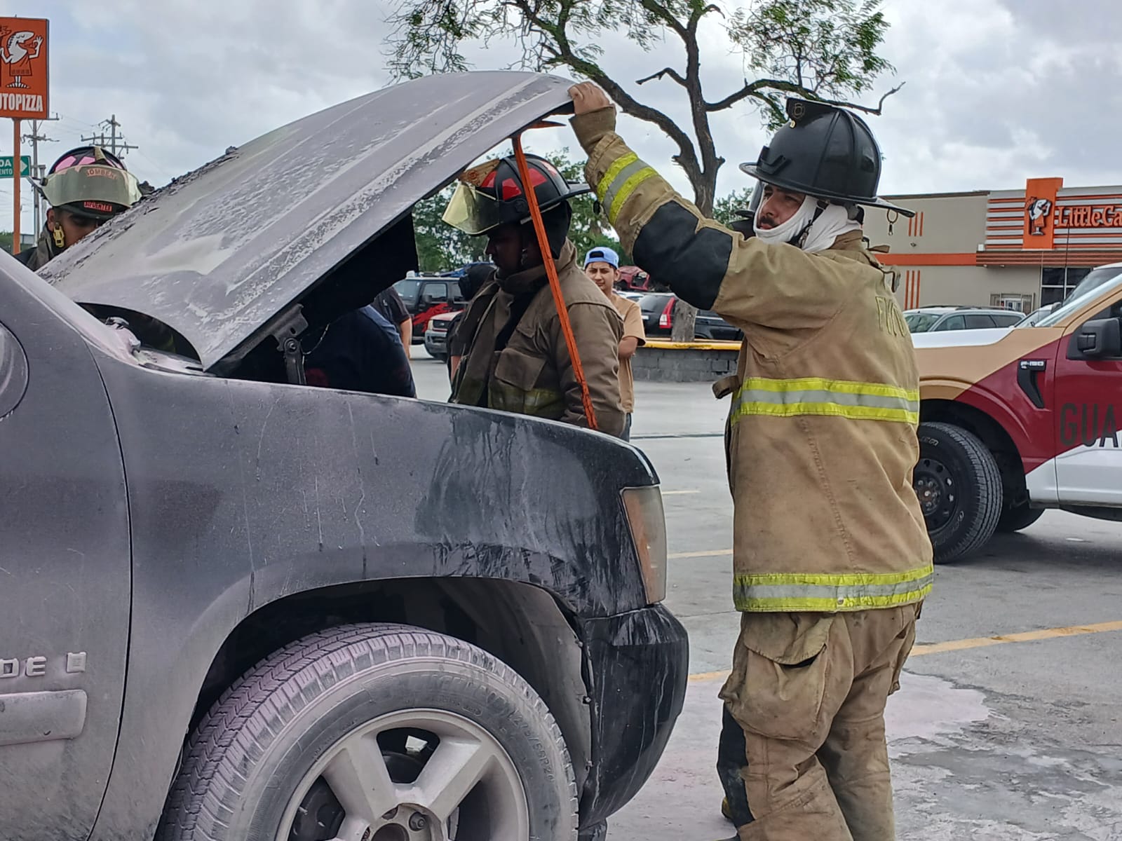 Momentos de tensión se vivieron en el estacionamiento de Chedraui, sobre la avenida del Niño en Matamoros, luego del incendio de una camioneta tipo Tahoe.