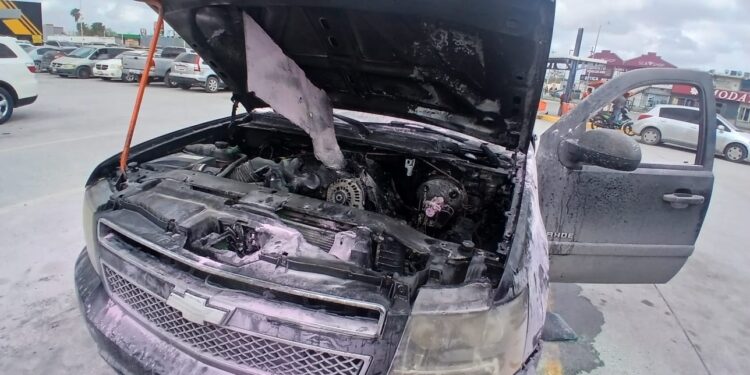 Incendio de camioneta en Chedraui Matamoros moviliza a autoridades