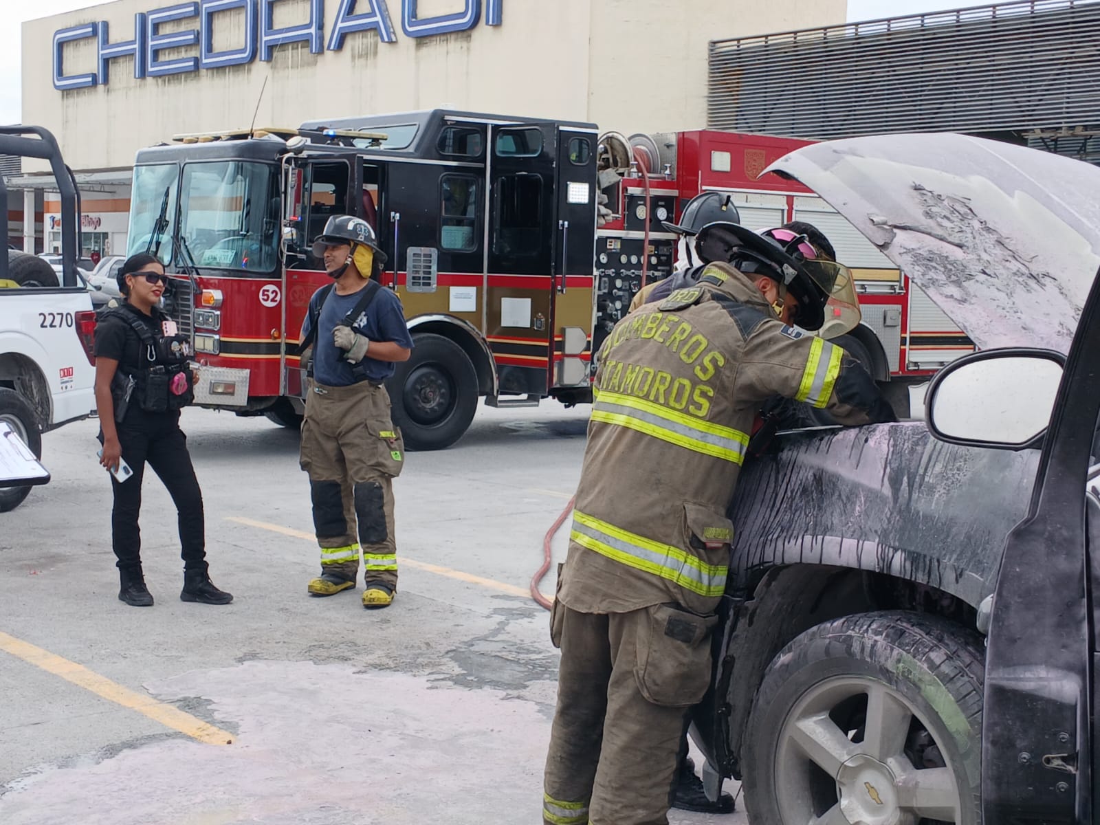 Momentos de tensión se vivieron en el estacionamiento de Chedraui, sobre la avenida del Niño en Matamoros, luego del incendio de una camioneta tipo Tahoe.