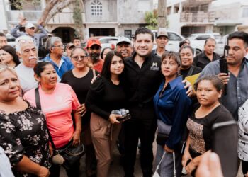 Beto Granados atiende a vecinos de la Villa Española
