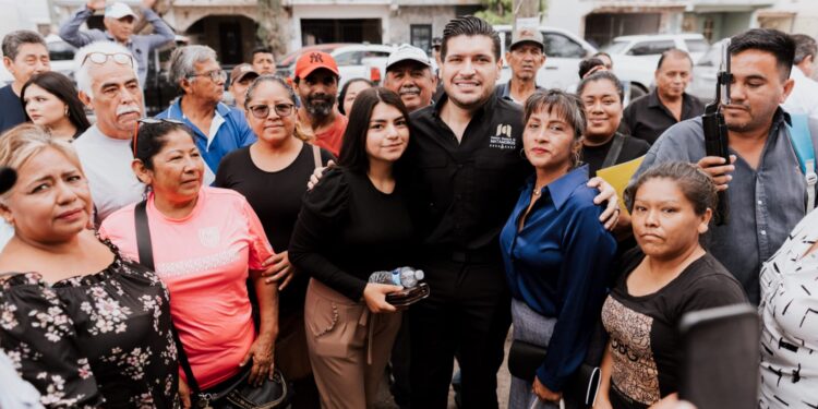 Beto Granados atiende a vecinos de la Villa Española