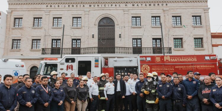 Beto Granados anuncia incremento salarial del 30 por ciento a bomberos y entrega equipo por más de siete millones de pesos