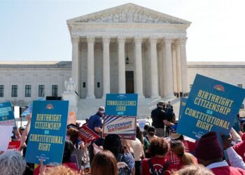 Corte Suprema de EE.UU. analiza ciudadanía por nacimiento; Trump asiste a audiencia