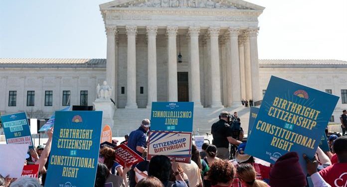 Corte Suprema de EE.UU. analiza ciudadanía por nacimiento; Trump asiste a audiencia
