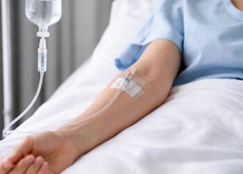 Médico prófugo en Sonora por aplicación de sueros vitaminados: suman ocho fallecidos