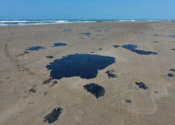 Pemex admite fuga en ducto por derrame en el Golfo; cesan a funcionarios