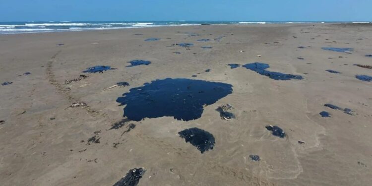 Pemex admite fuga en ducto por derrame en el Golfo; cesan a funcionarios