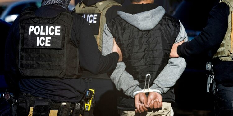 Denuncian deficiencias médicas tras muerte de mexicanos bajo custodia del ICE