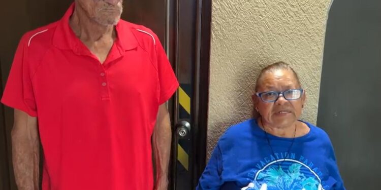 , María de los Ángeles Medrano Cantú, de 61 años, lanzó un llamado urgente a la ciudadanía para conseguir una vivienda digna donde pueda vivir junto a su esposo.