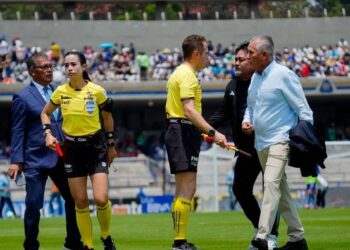 FMF sanciona a Sergio Bueno por conducta impropia contra árbitra Katia Itzel García