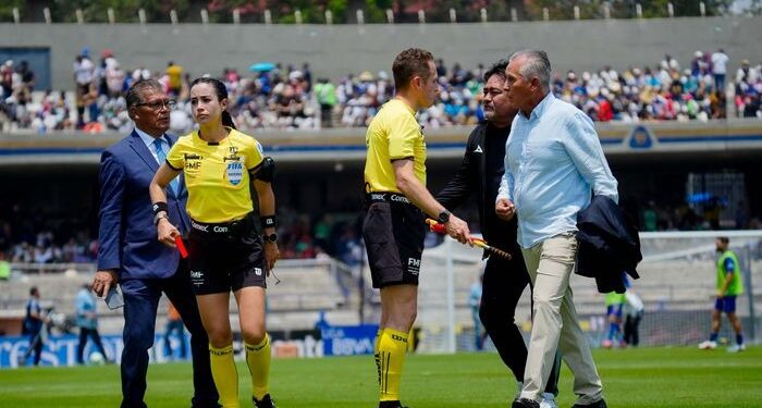 FMF sanciona a Sergio Bueno por conducta impropia contra árbitra Katia Itzel García