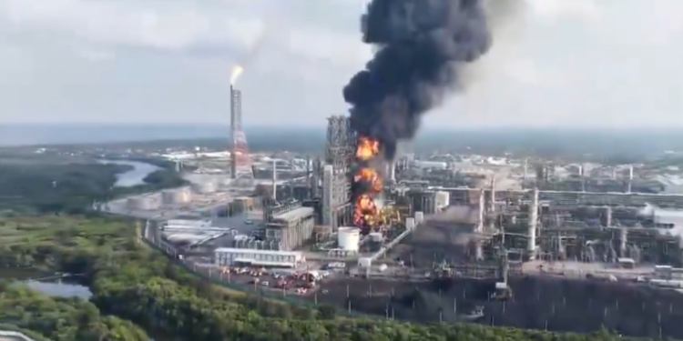 Incendio en Dos Bocas: crecen dudas sobre seguridad en la refinería