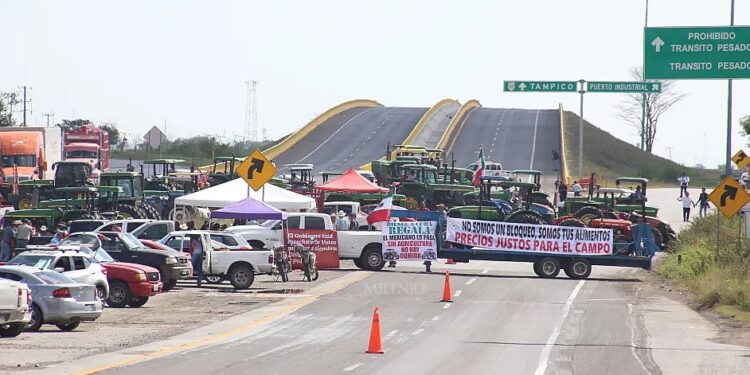 Bloqueos carreteros de transportistas en Tamaulipas y otros 9 estados