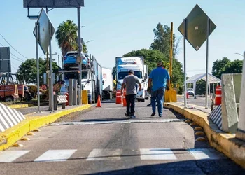 Agricultores toman caseta y bloquean carretera en Matamoros
