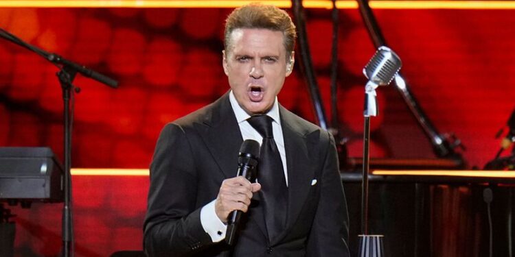 Luis Miguel es hospitalizado en EU