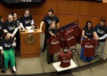 Se enfrentan por playeras en el Senado: “Yo con Maru” y “Yo con Rocha”