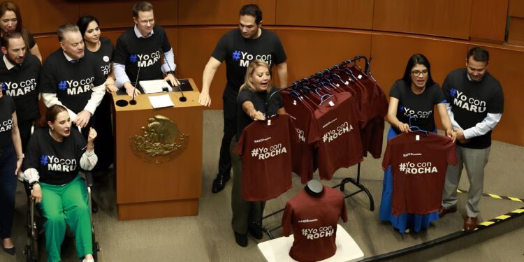Se enfrentan por playeras en el Senado: “Yo con Maru” y “Yo con Rocha”