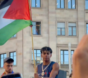 Lamine Yamal ondea bandera de Palestina