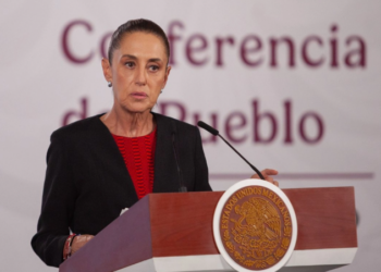 Rubén Rocha tiene alerta roja de Interpol; Sheinbaum descarta vigilarlo
