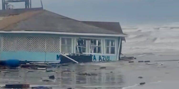 Colapsa restaurante Costa Azul en Playa Bagdad