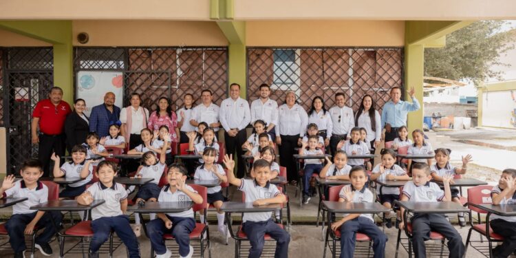 Entrega Alcalde Beto Granados mobiliario para elevar la calidad educativa en Matamoros