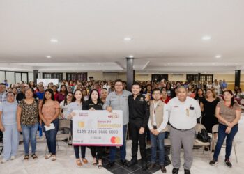 Entregan tarjetas de "La Escuela es Nuestra" para dignificar planteles